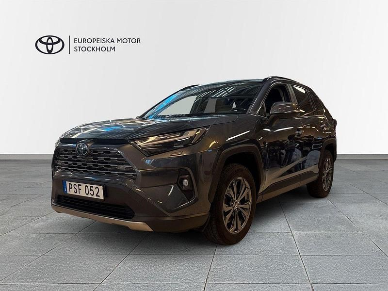 Mörkgrå (grå) Begagnad 2022 Toyota RAV4 Hybrid Executive SUV | 404 900 kr (Marknadspris) - Bild 1/3