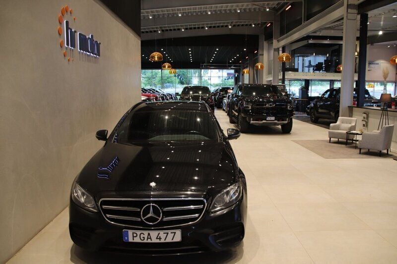 Svart Begagnad 2017 Mercedes E220 AMG Kombi | 229 000 kr (Marknadspris) - Bild 1/4