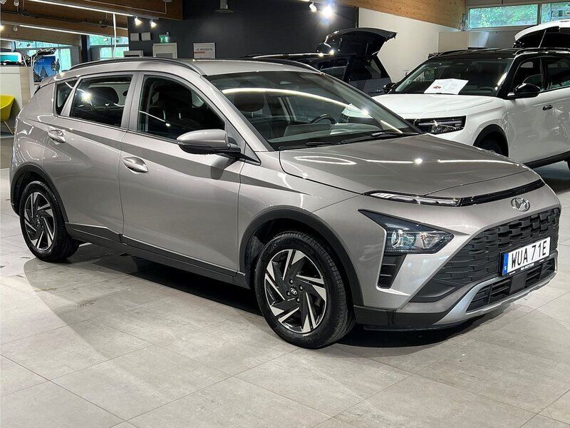 Grå Begagnad 2022 Hyundai Bayon Essential SUV | 154 900 kr (Marknadspris) - Bild 1/4