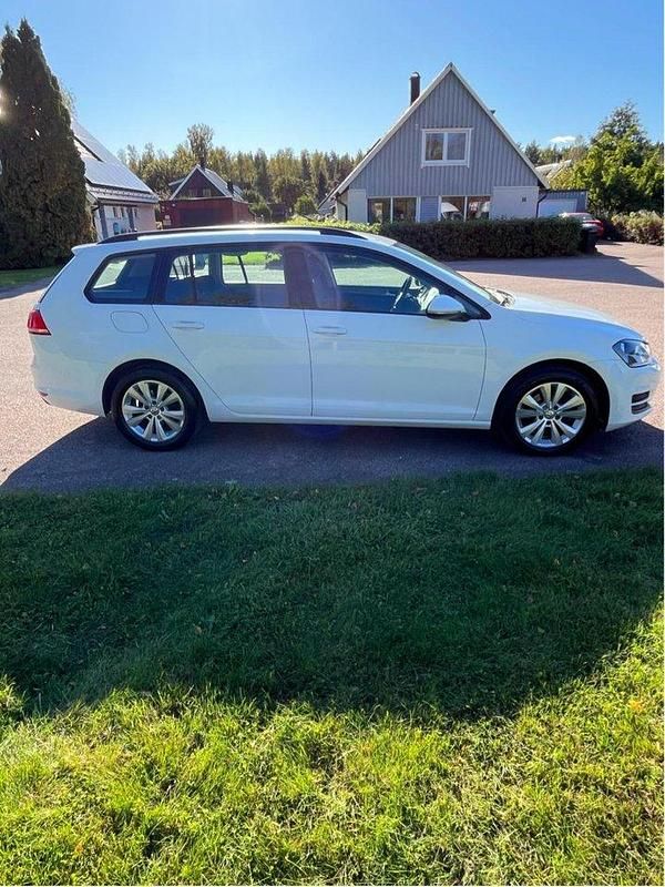 Vit Begagnad 2015 VW Golf VII Kombi | 73 000 kr (Bra pris) - Bild 1/4