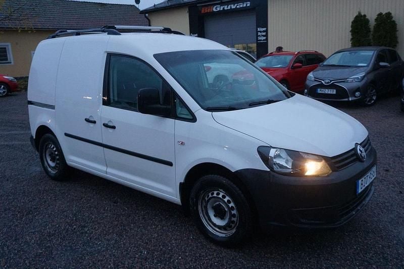 Vit Begagnad 2015 VW Caddy Minibuss | 94 900 kr (Lite dyr) - Bild 1/4