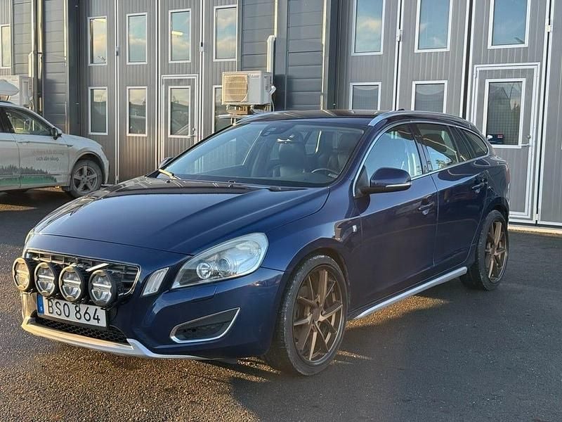 Blå Begagnad 2012 Volvo V60 Ocean Race Kombi | 99 900 kr (Marknadspris) - Bild 1/4