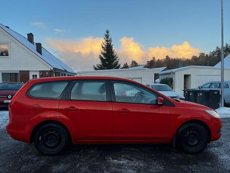 Begagnad Ford Focus Platinum 90 HK (66 kW) 2011 Röd Kombi