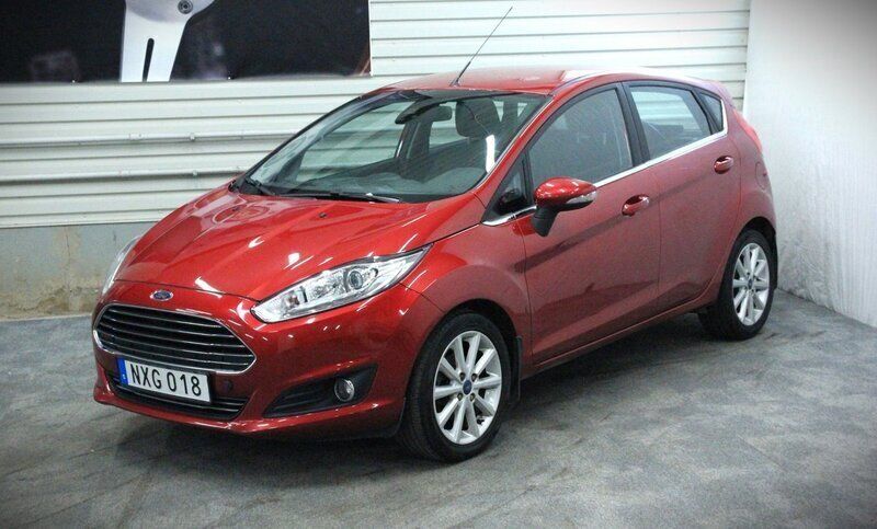 Röd Begagnad 2015 Ford Fiesta Titanium Halvkombi | 99 500 kr (Lite dyr) - Bild 1/4