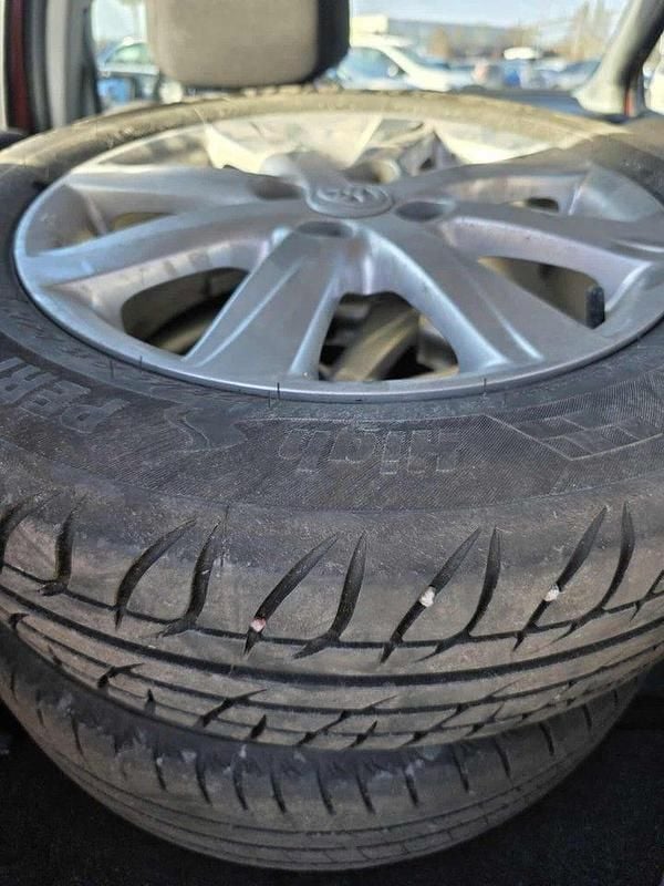 Begagnad Toyota Yaris Active 90 HK (66 kW) 2013 Röd Halvkombi