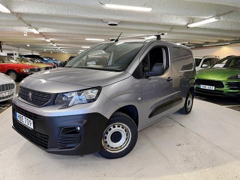 Grå Begagnad 2021 Peugeot Partner Minibuss | 109 900 kr (Superpris) - Bild 1/4