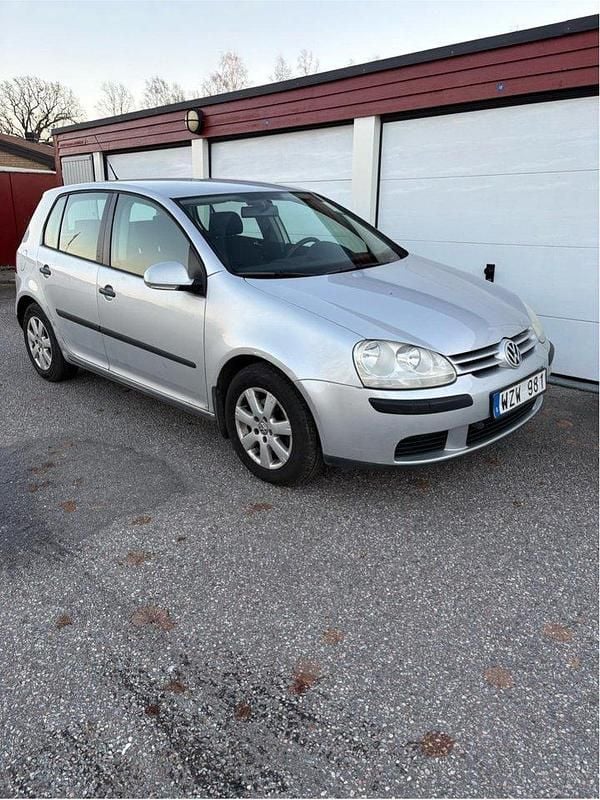 Silver Begagnad 2006 VW Golf V Halvkombi | 24 900 kr (Bra pris) - Bild 1/4