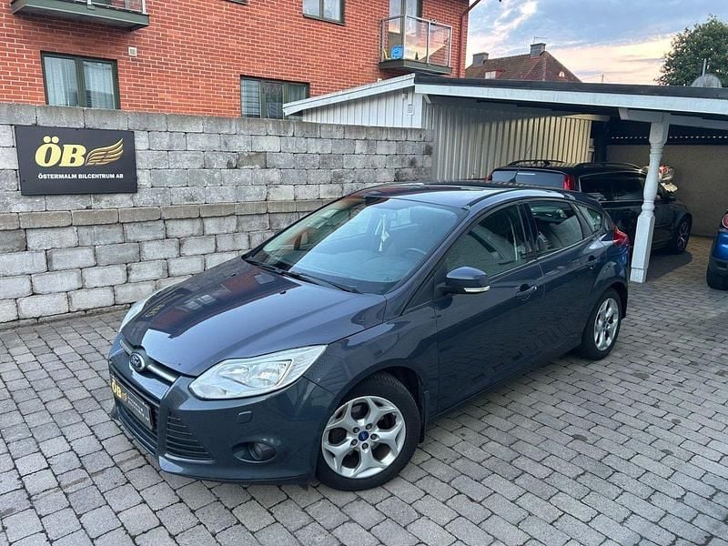 Grå Begagnad 2011 Ford Focus Trend Halvkombi | 44 500 kr (Marknadspris) - Bild 1/4