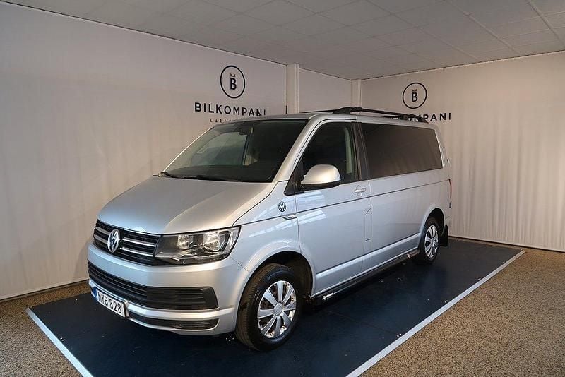 Silver Begagnad 2016 VW Caravelle Comfortline Minibuss | 259 900 kr - Bild 1/4