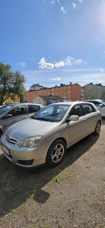 Silver Begagnad 2005 Toyota Corolla Halvkombi | 45 000 kr (Marknadspris) - Bild 1/4