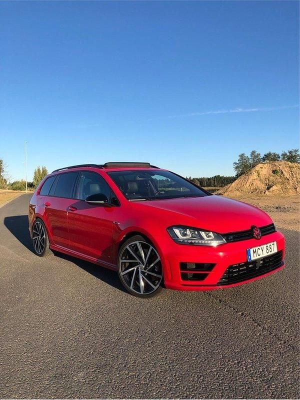 Röd Begagnad 2016 VW Golf VII R Kombi | 245 000 kr (Marknadspris) - Bild 1/4