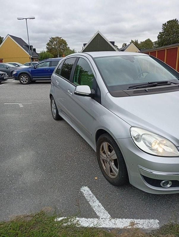 Silver Begagnad 2010 Mercedes B180 Minibuss | 56 500 kr (Bra pris) - Bild 1/4