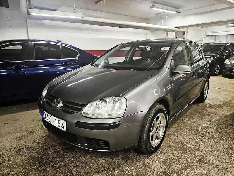 Mörkgrå Begagnad 2005 VW Golf V Trendline Halvkombi | 29 900 kr (Lite dyr) - Bild 1/4