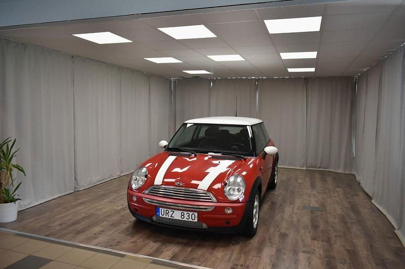 Röd Begagnad 2004 Mini Cooper Halvkombi | 49 900 kr (Dyr) - Bild 1/3