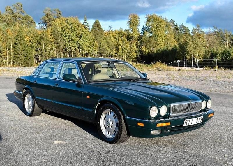 Mörkgrön Begagnad 1995 Jaguar XJ Sedan | 79 900 kr - Bild 1/4