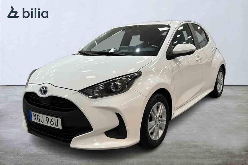 Vit Begagnad 2022 Toyota Yaris Hybrid Halvkombi | 209 900 kr (Marknadspris) - Bild 1/1