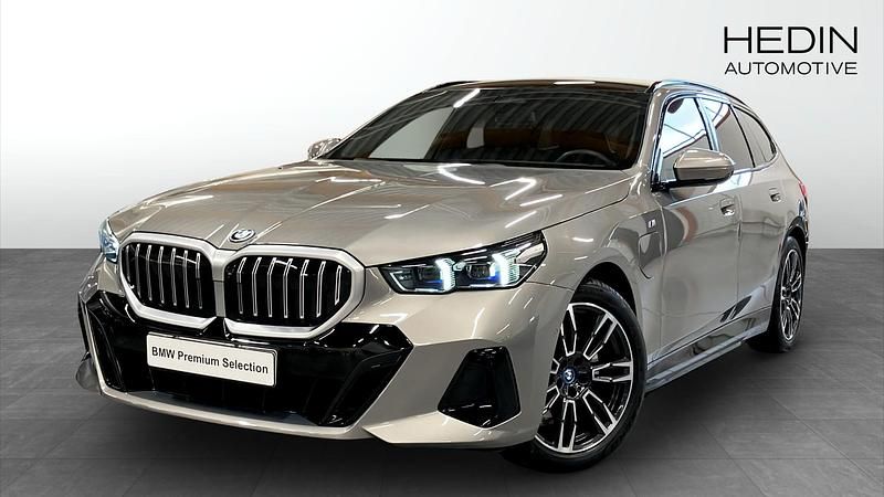Grå (grey) Begagnad 2025 BMW 530e M Sport Kombi | 678 700 kr (Marknadspris) - Bild 1/4