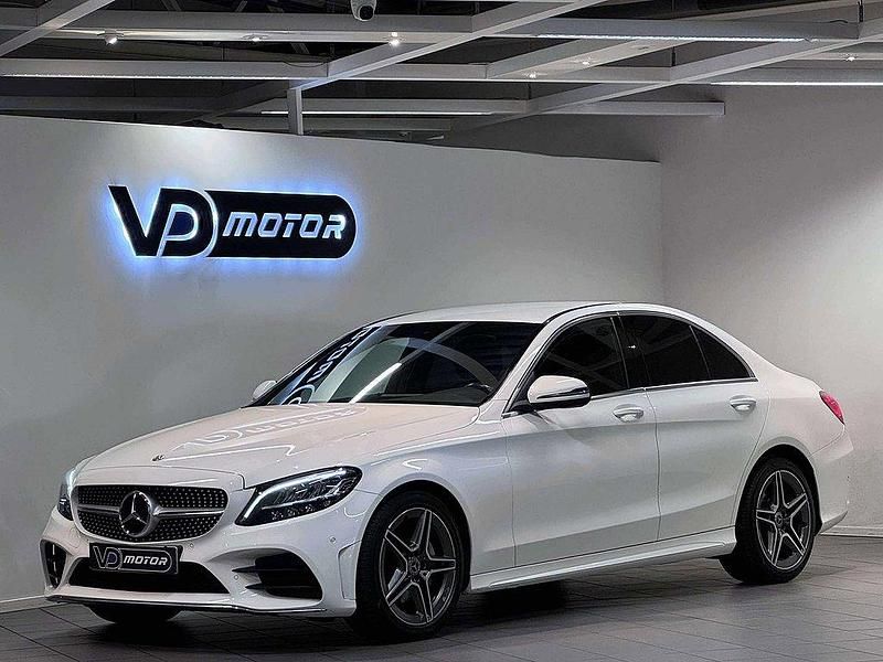 Vit Begagnad 2018 Mercedes C200 AMG Sedan | 279 700 kr (Marknadspris) - Bild 1/4