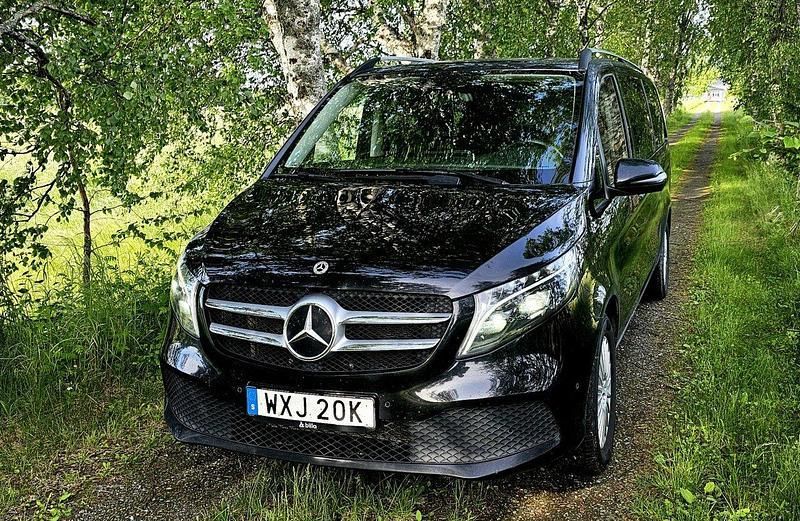 Svart Begagnad 2023 Mercedes V250 Minibuss | 599 000 kr (Marknadspris) - Bild 1/4
