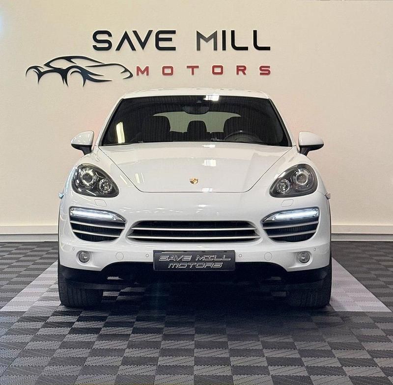 Vit Begagnad 2014 Porsche Cayenne SUV | 299 900 kr (Dyr) - Bild 1/4