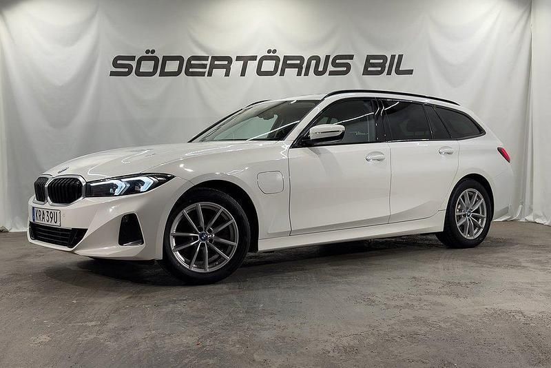Vit Begagnad 2023 BMW 330e Kombi | 399 900 kr - Bild 1/4