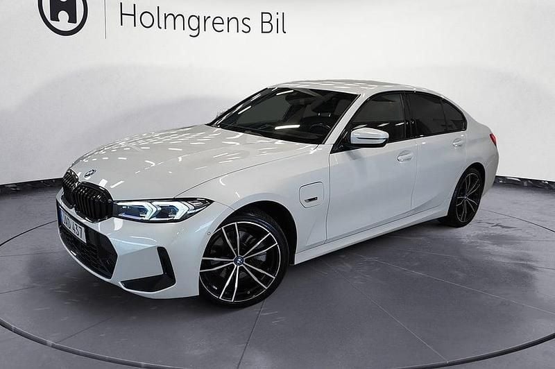 Vit Begagnad 2022 BMW 330e M Sport Sedan | 439 800 kr (Dyr) - Bild 1/4