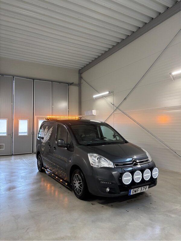 Grå Begagnad 2016 Citroën Berlingo Minibuss | 70 000 kr (Marknadspris) - Bild 1/4