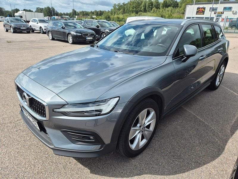 Osmiumgrå metallic Begagnad 2021 Volvo V60 CC Kombi | 309 000 kr (Marknadspris) - Bild 1/4