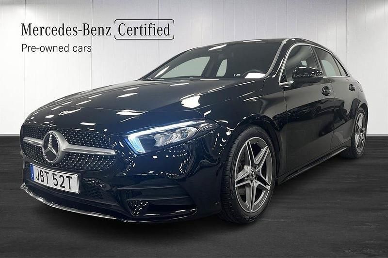 Nattsvart Begagnad 2023 Mercedes A180 Halvkombi | 289 000 kr (Marknadspris) - Bild 1/4