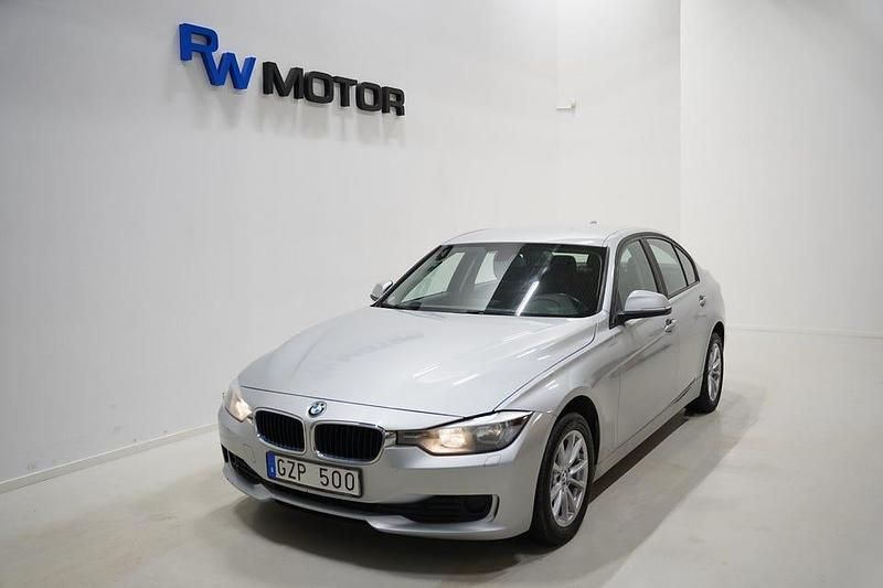 Begagnad BMW 318 143 HK (105 kW) 2012 Silver Sedan