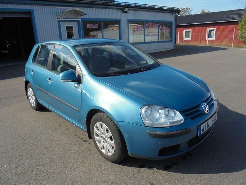 Ljusblå Begagnad 2005 VW Golf V Comfortline Halvkombi | 40 000 kr (Marknadspris) - Bild 1/4