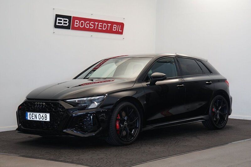 Svart Begagnad 2024 Audi RS3 Sportback Design Halvkombi | 669 000 kr (Marknadspris) - Bild 1/4