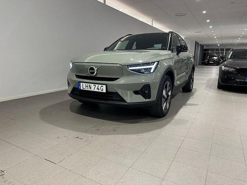 Grön Begagnad 2023 Volvo XC40 Plus SUV | 409 500 kr (Marknadspris) - Bild 1/4