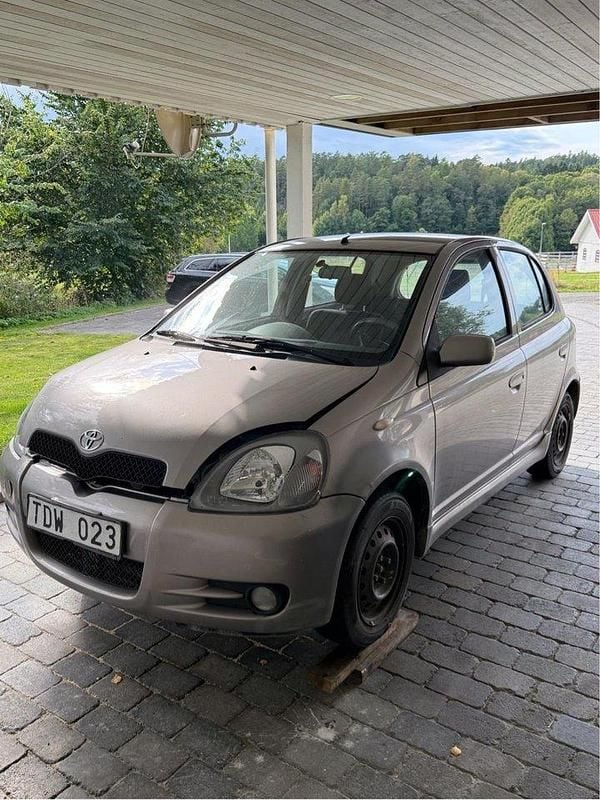 Grå Begagnad 2002 Toyota Yaris Halvkombi | 6 500 kr (Superpris) - Bild 1/4