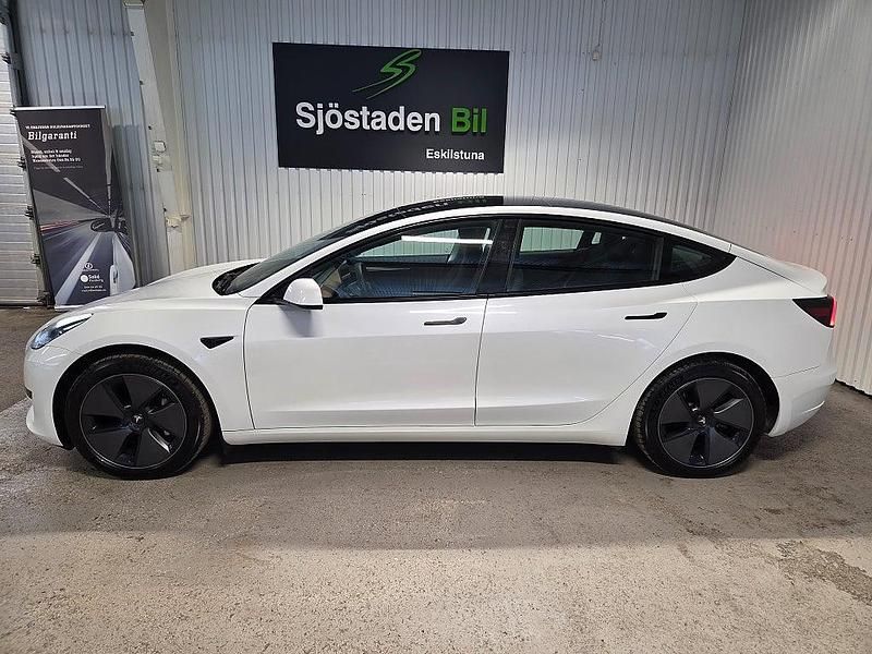 Begagnad Tesla Model 3 Standard Range 235 kW (320 HK) 2022 Vitmetallic Sedan