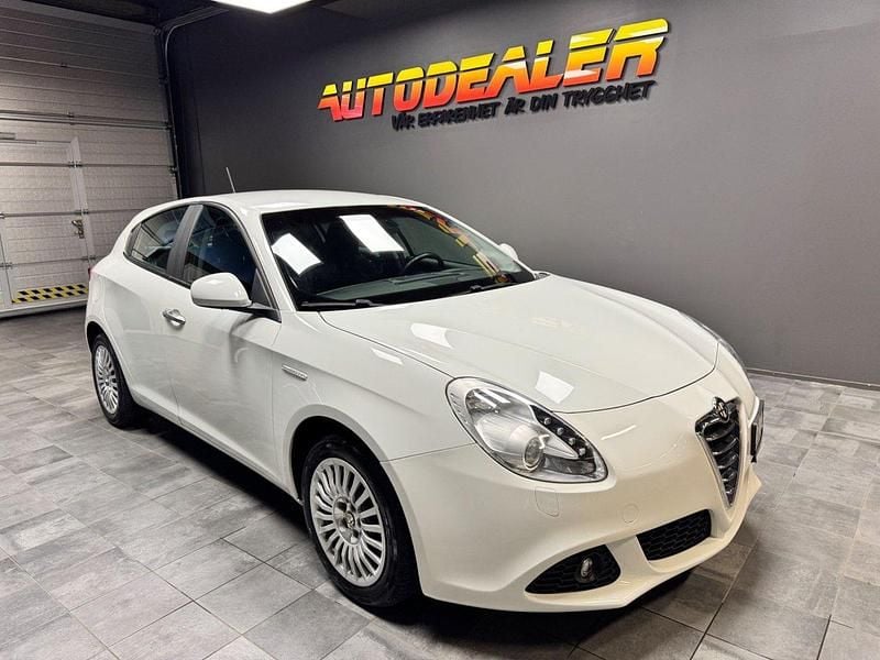 Vit Begagnad 2011 Alfa Romeo Giulietta Progression Halvkombi | 89 900 kr - Bild 1/4