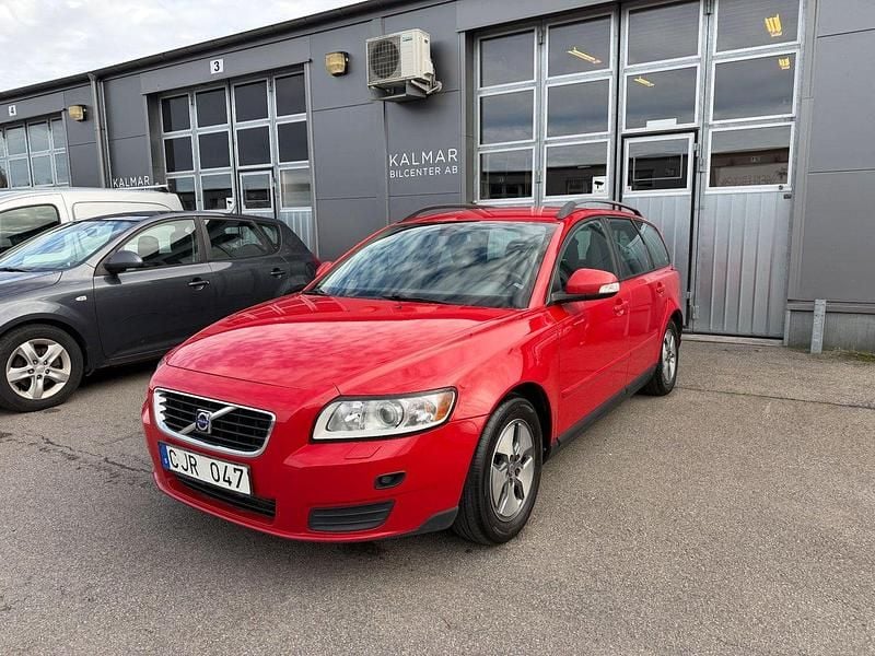 Röd Begagnad 2010 Volvo V50 Kinetic Kombi | 59 900 kr (Lite dyr) - Bild 1/4