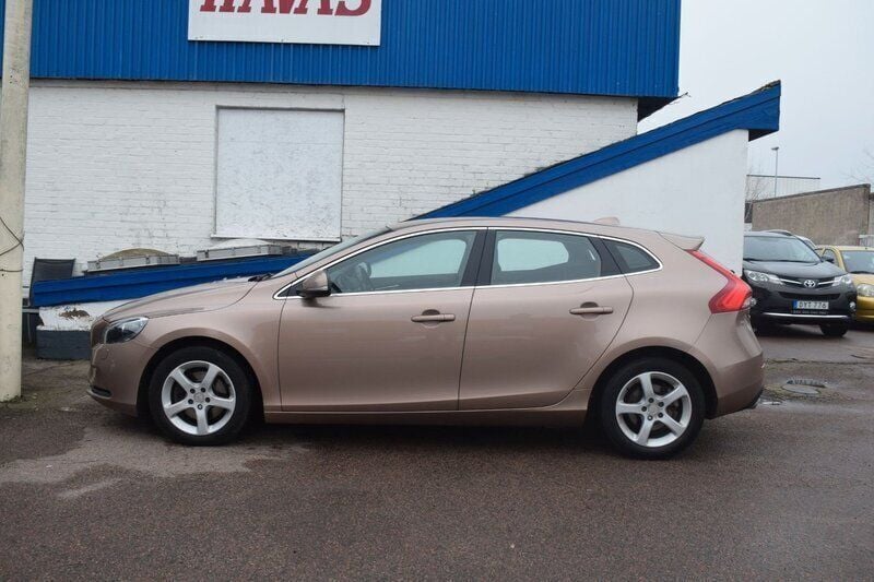 Brun Begagnad 2016 Volvo V40 Momentum Kombi | 124 900 kr (Marknadspris) - Bild 1/4