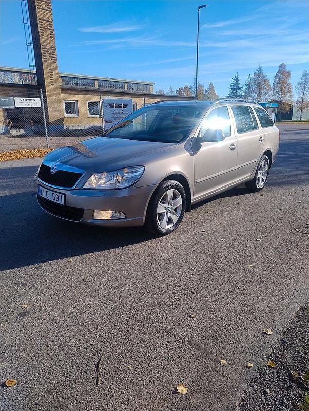 Ljusbrun Begagnad 2011 Skoda Octavia Elegance Kombi | 42 900 kr (Marknadspris) - Bild 1/4