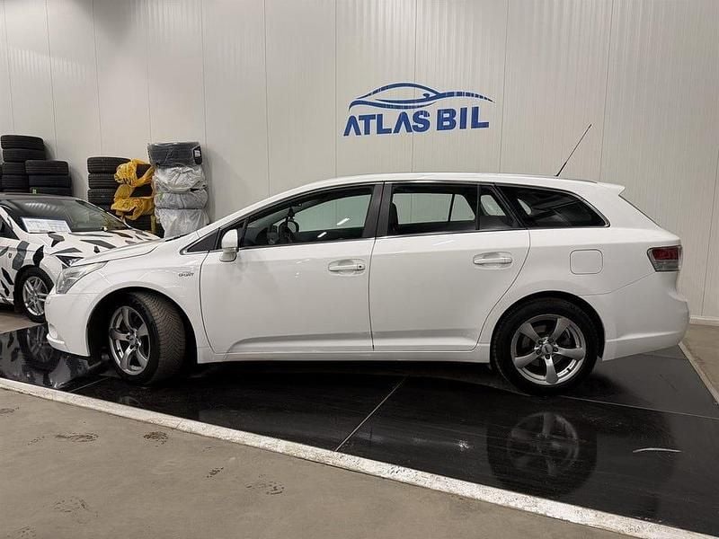 Begagnad Toyota Avensis Business Edition 150 HK (110 kW) 2010 Vit Kombi
