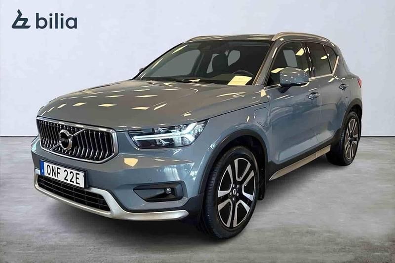 Grå Begagnad 2021 Volvo XC40 SUV | 329 000 kr - Bild 1/1
