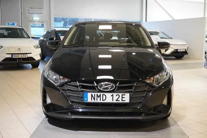 Begagnad Hyundai i20 Essential 84 HK (61 kW) 2022 Svart Halvkombi