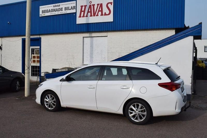 Begagnad Toyota Auris Touring Sports Active 132 HK (97 kW) 2014 Vit Kombi