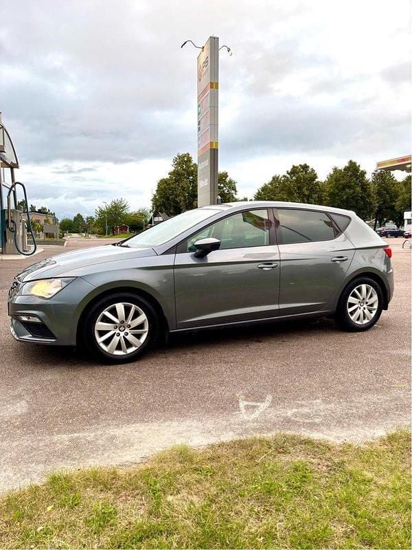 Grå Begagnad 2018 Seat Leon Halvkombi | 135 000 kr (Marknadspris) - Bild 1/4