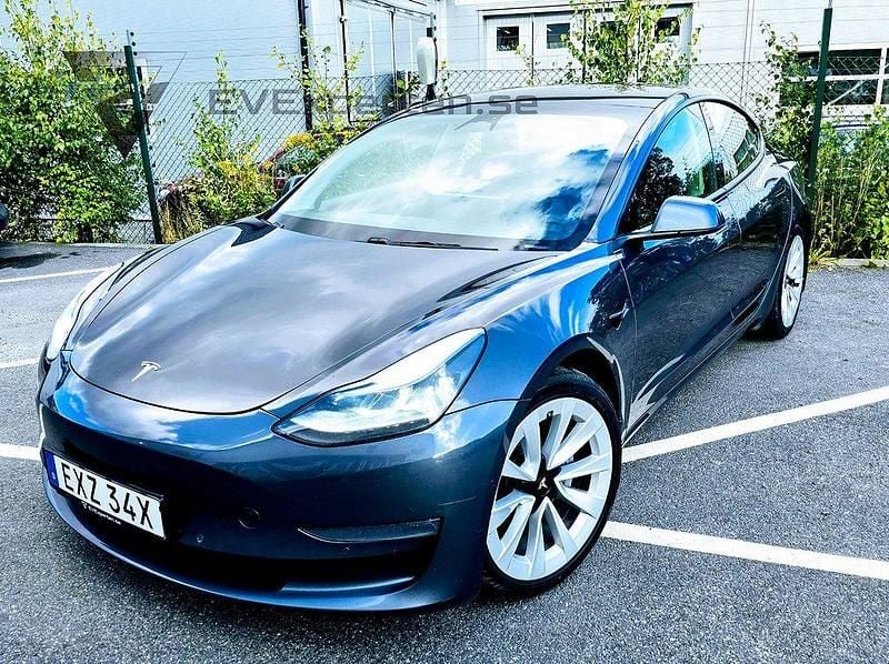 Grå Begagnad 2021 Tesla Model 3 Long Range AWD Sedan | 219 000 kr (Marknadspris) - Bild 1/4