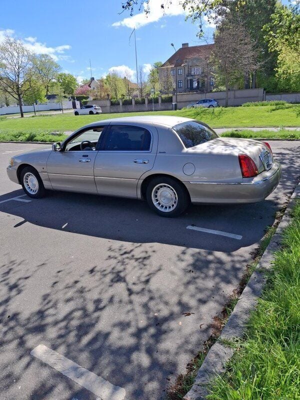 Grå Begagnad 2002 Lincoln Town Car Sedan | 70 000 kr - Bild 1/4
