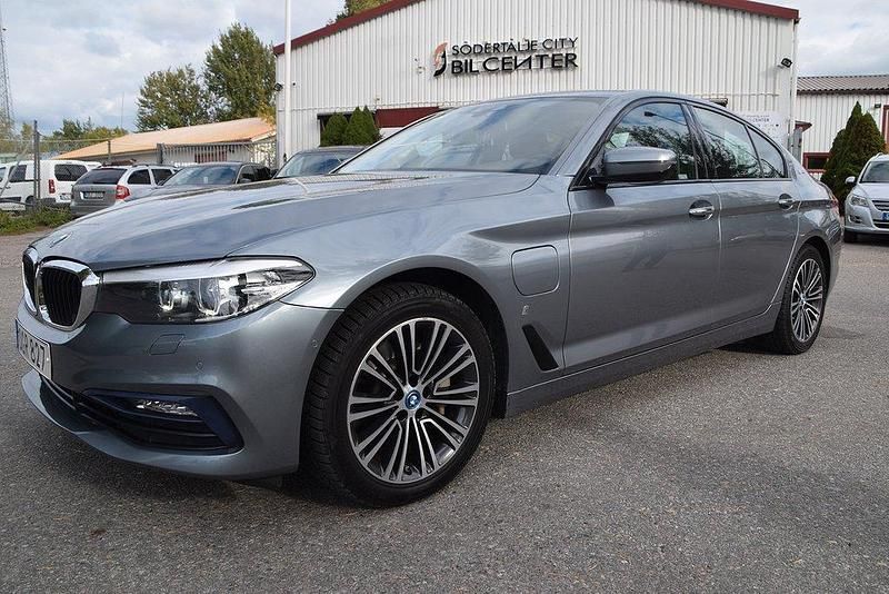Blå Begagnad 2018 BMW 530e iPerformance Sedan | 259 900 kr (Marknadspris) - Bild 1/4