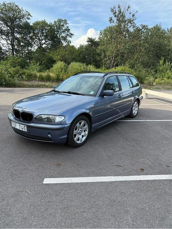 Blå Begagnad 2002 BMW 320 Kombi | 35 000 kr (Lite dyr) - Bild 1/4