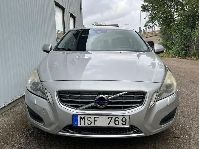 Begagnad Volvo S60 Momentum 116 HK (85 kW) 2012 Ljusgrå (grå) Sedan