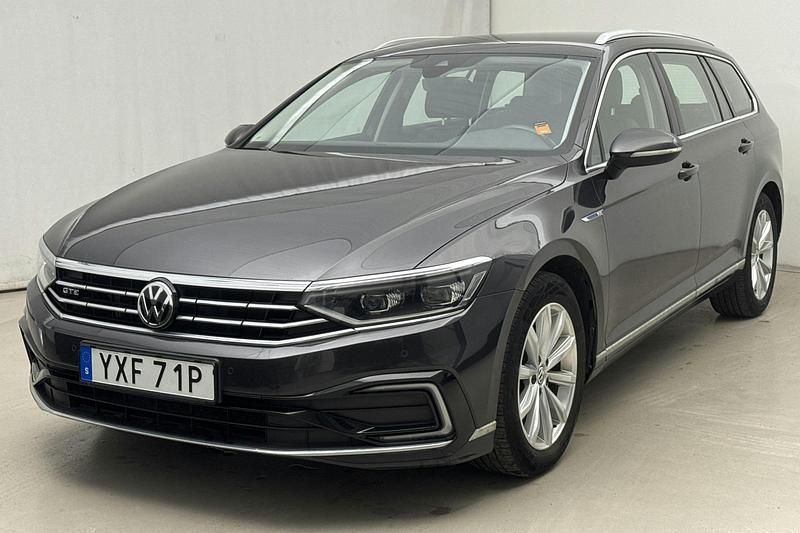 Mörkgrå Begagnad 2020 VW Passat GTE | 205 000 kr (Superpris) - Bild 1/4